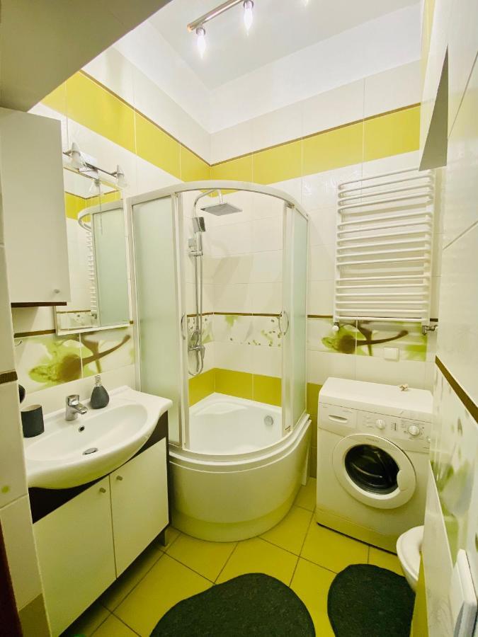 Apartments Djulia On Valova Street Львів Екстер'єр фото